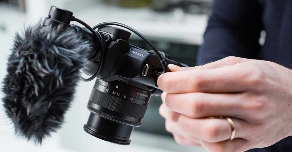 Micrófono externo conectado al puerto de 3,5 mm de la cámara.