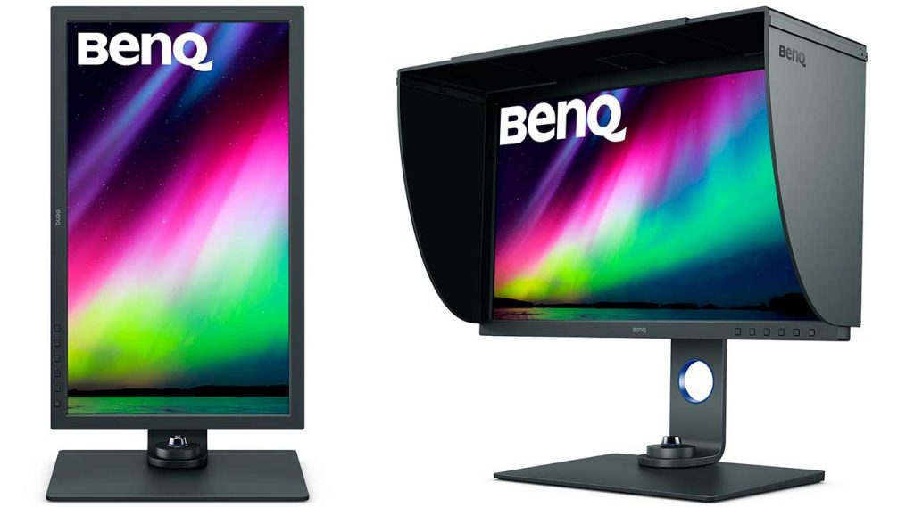 Dos pantallas Benq SW271C, una de ellas con capucha y la otra en posición vertical.