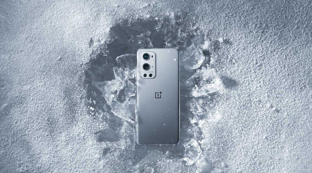 Teléfono OnePlus 9 Pro cayendo sobre la nieve.