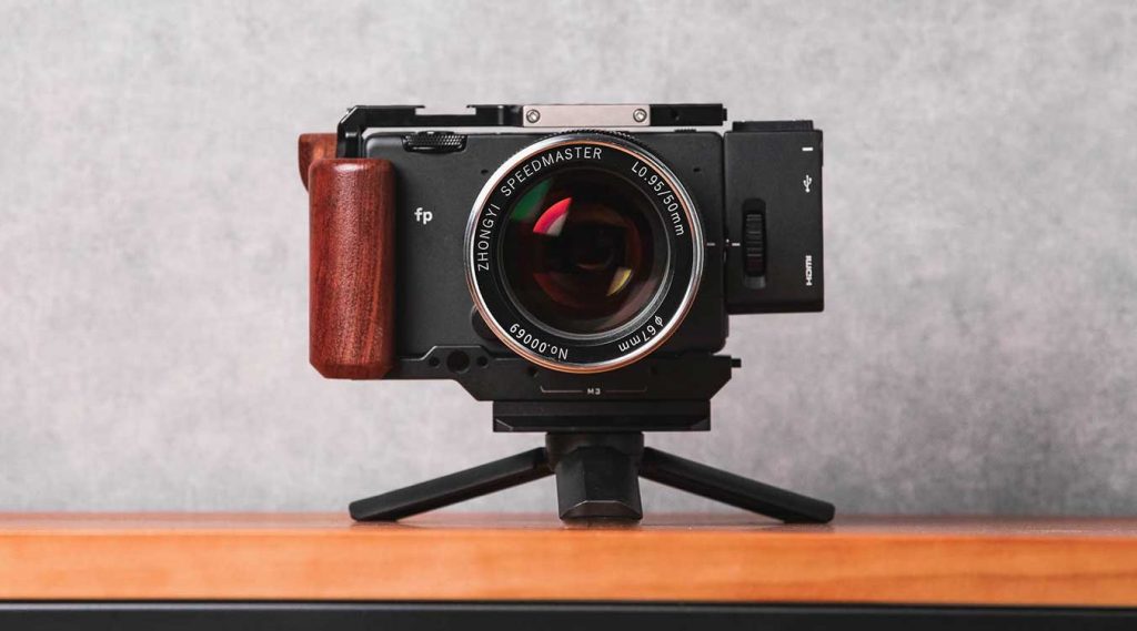 Objetivo Mitakon Speedmaster 50 mm f/0.95 montado en la ligera y pequeña cámara Sigma fp.