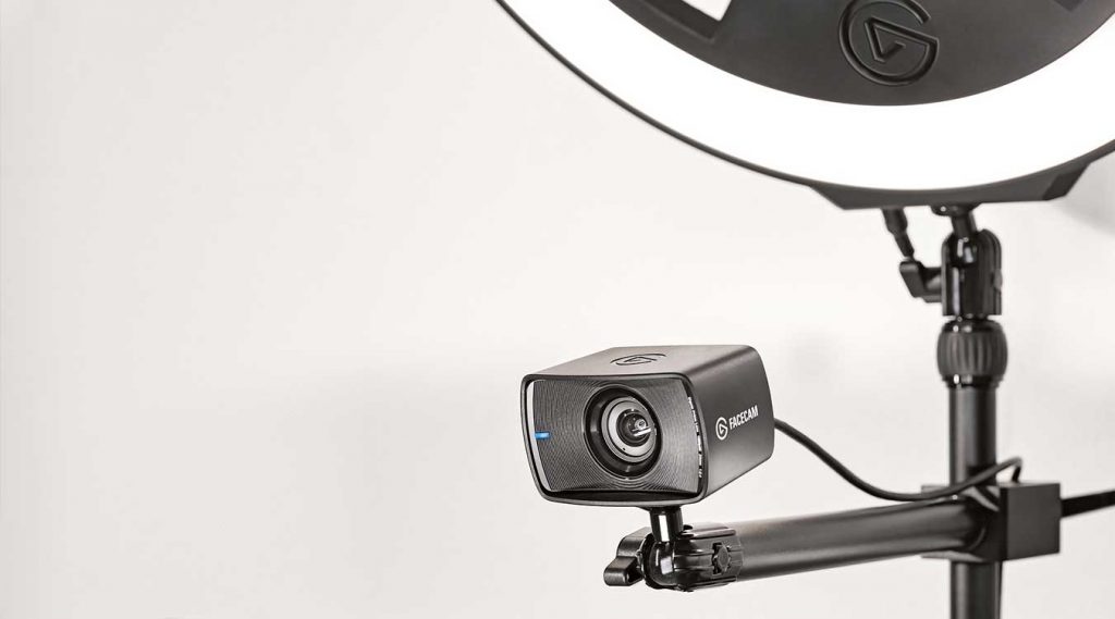 La cámara web premium Facecam montada sobre en brazo junto al flash anular Ring Light de Elgato.