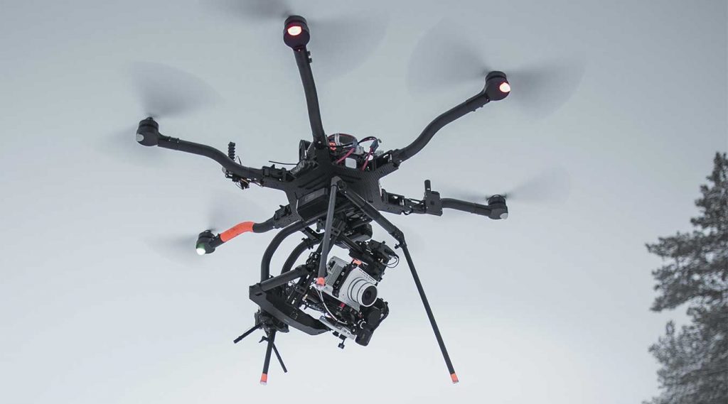 El objetivo Laowa 9mm T2.9 Zero-D Cine trabajando desde un dron.