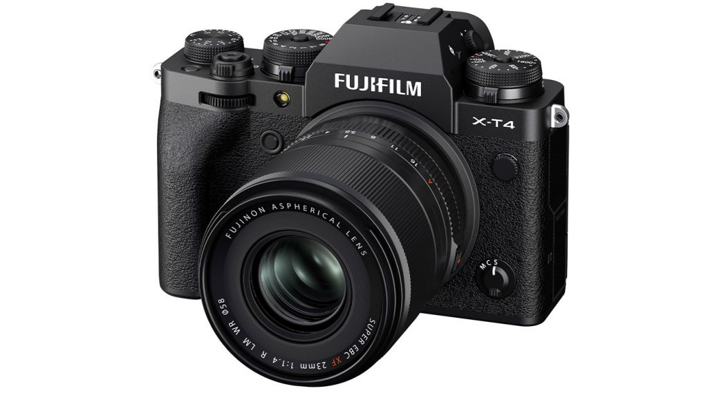 Cámara Fujifilm X-T4 equipada con el objetivo Fujinon XF 23 mm F1.4 R LM WR