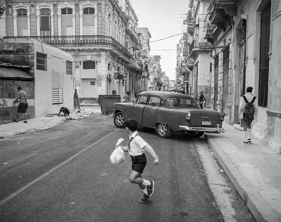 Havana Running Away © Etienne Souchon, Francia, Ganador, Open, Fotografía callejera, 2022 Sony World Photography Awards