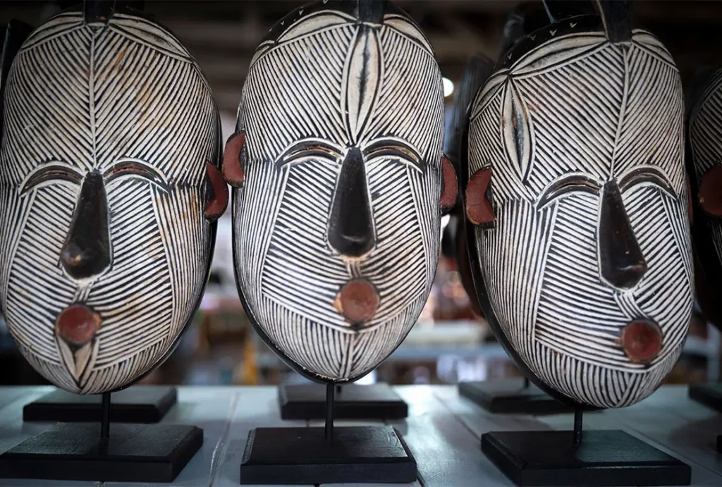 Máscaras africanas, fotografía tomada de una vitrina © Marguerite Rossouw - Premios al libro de fotos del año THE EIGER FOUNDATION