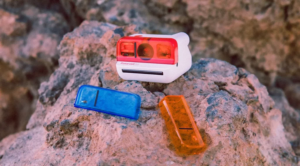 Polaroid Go presenta dos nuevos colores y accesorios, como los tres nuevos filtros naranja, rojo y azul